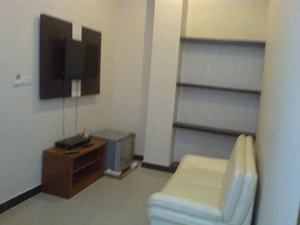 Galaxy Inn Baubau Екстериор снимка
