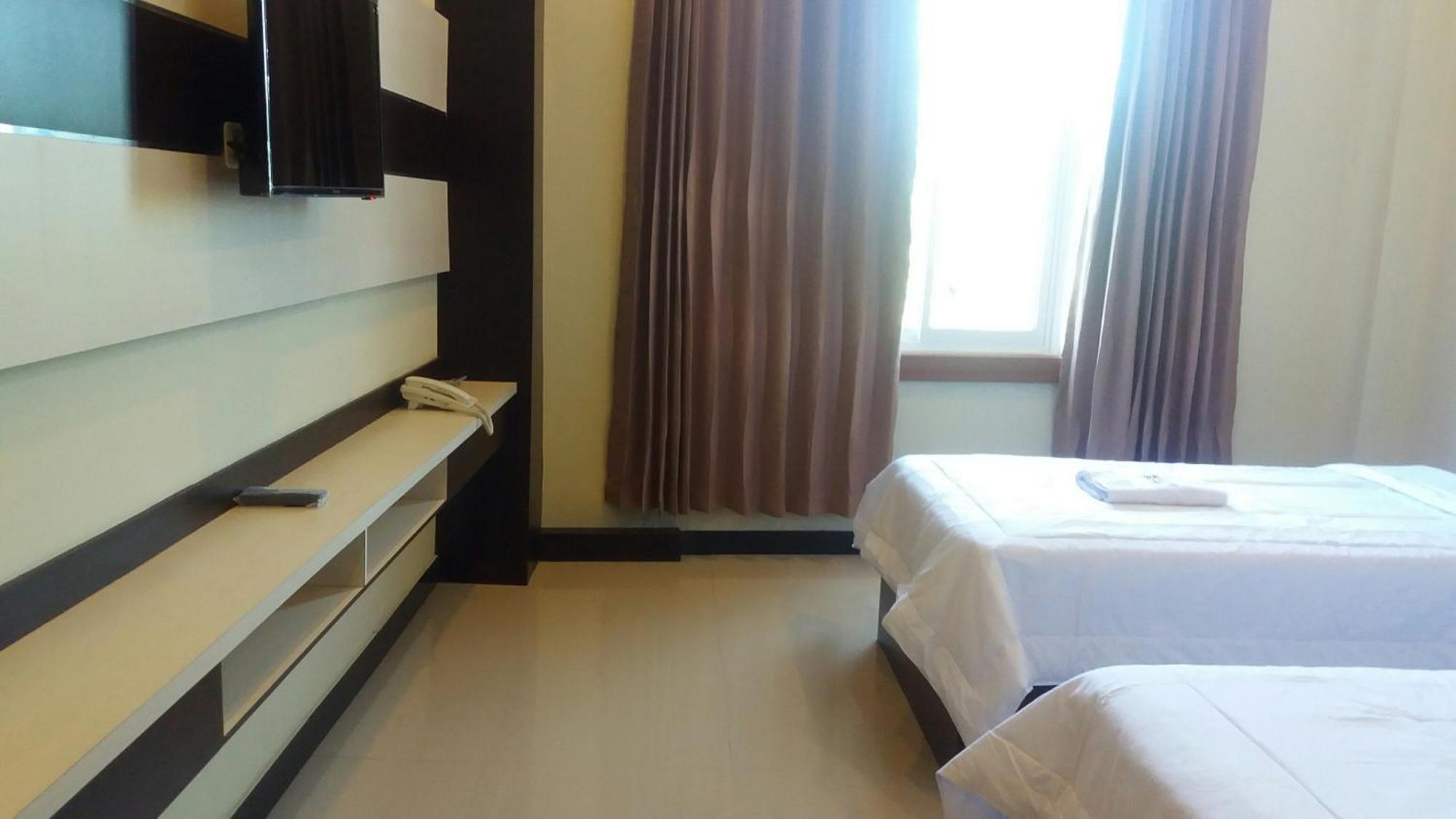Galaxy Inn Baubau Екстериор снимка