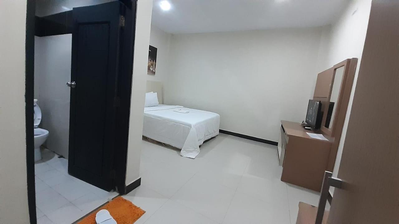 Galaxy Inn Baubau Екстериор снимка