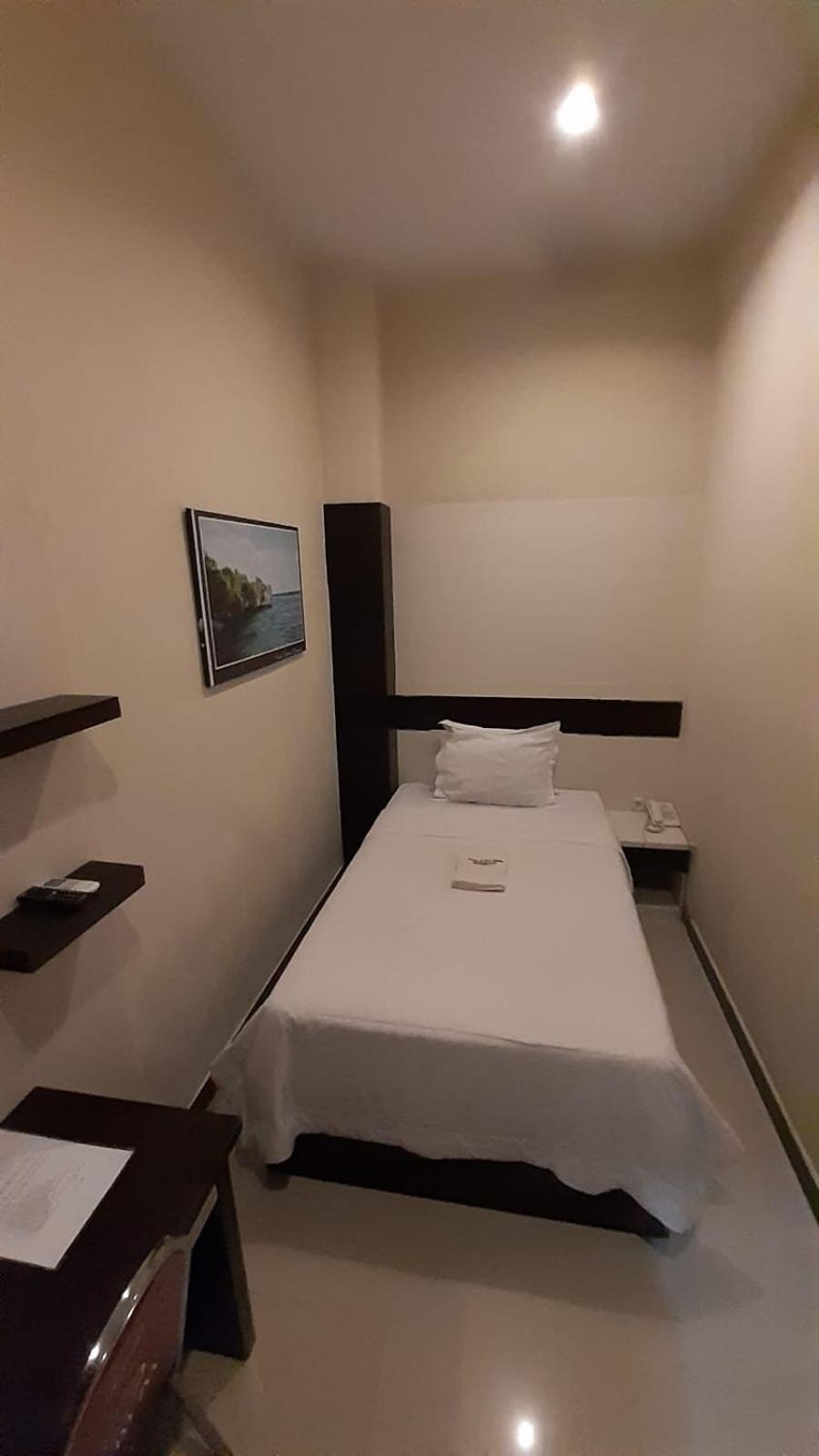 Galaxy Inn Baubau Екстериор снимка