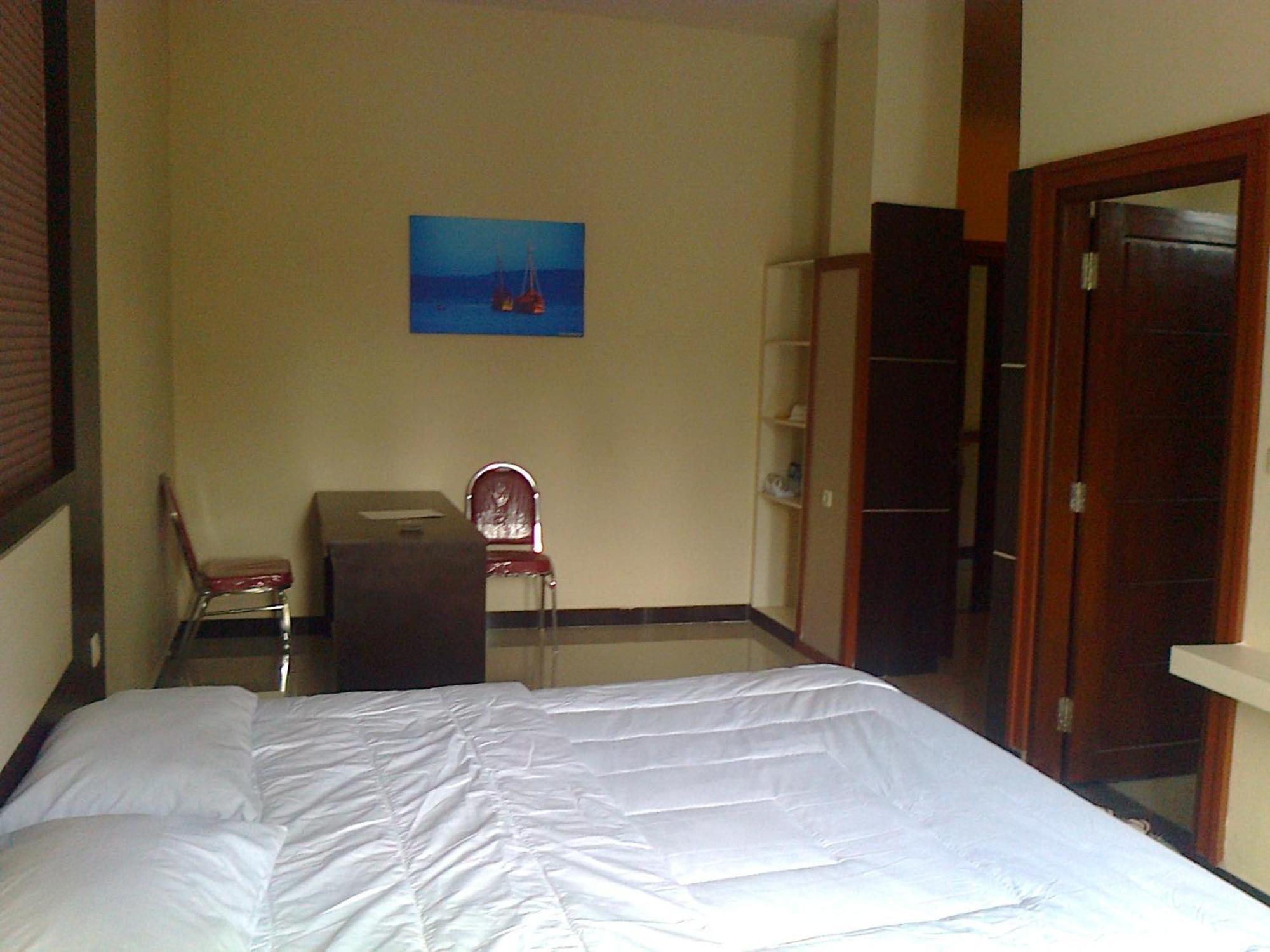 Galaxy Inn Baubau Екстериор снимка